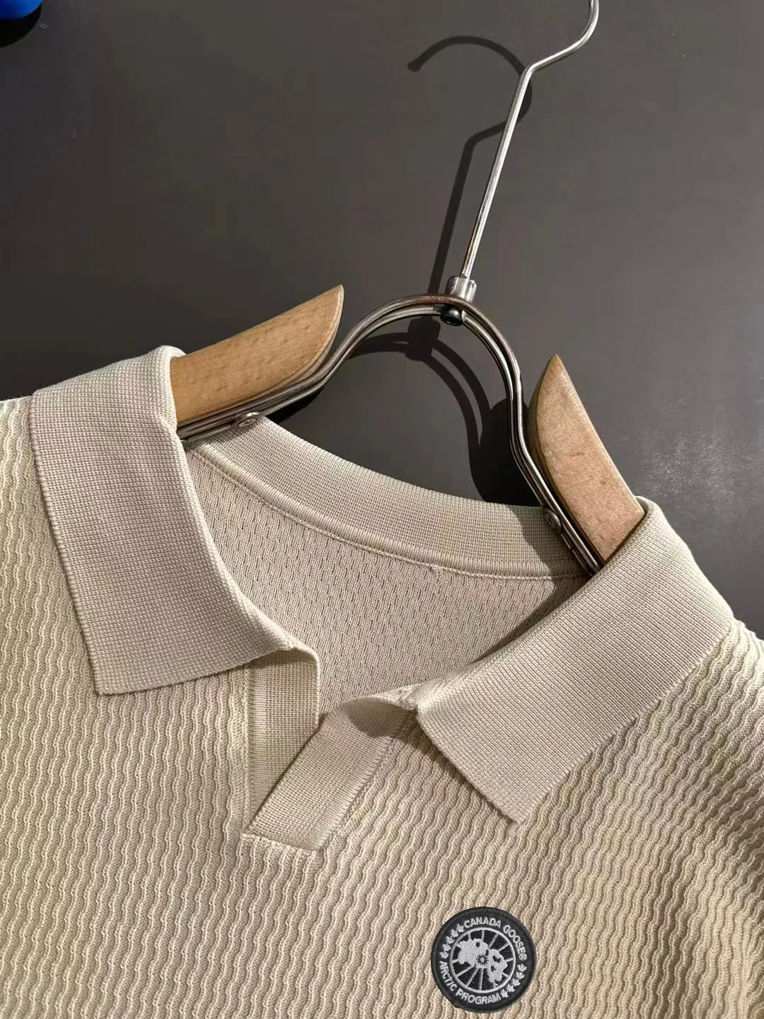 Next day shipment P300 High quality Big Goose 2025 new summer men's lapel short-sleeved knitted fabric Made of combed cotton yarn knitted cotton fabric, pure cotton high-weight special yarn, it feels full of weight when weighed, and the upper body is more textured than ordinary knitted fabrics. This texture can cope with the weather. Perfectly produced stitch by stitch according to the original version! Show nobility. Sizes: M to 3XL